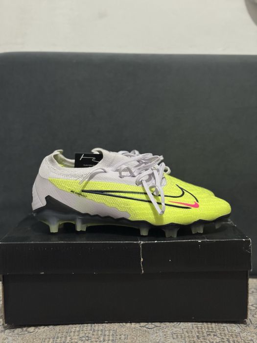 Продаются разных видов бутсы.