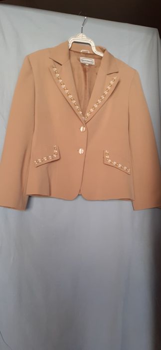 Costum cu pantalani bej