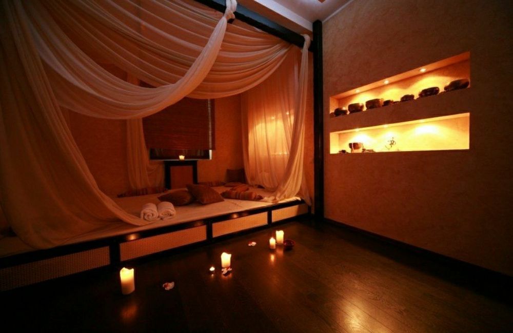 Массажистка Одна