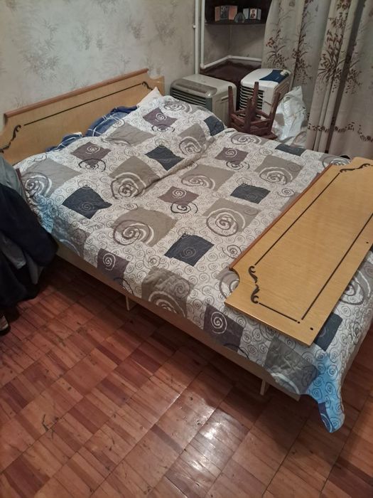 Продаётся диван и два кресла и кровать .