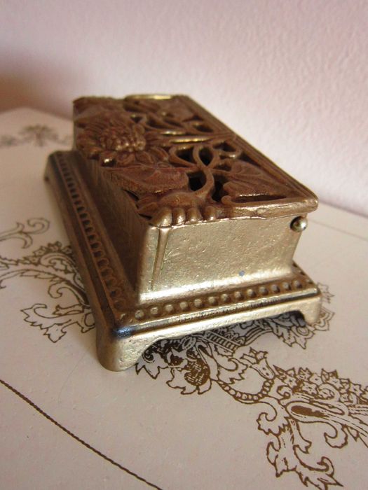 cadou rar cutie bijuterii mica bronz masiv Art Nouveau Germany1970