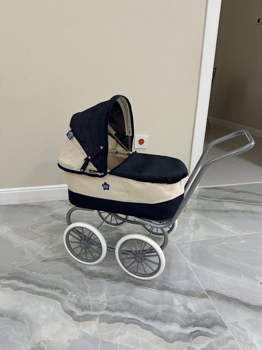 Красивая игрушечная коляска