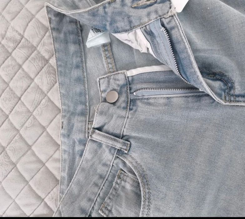 Светло-голубые джинсы клёш