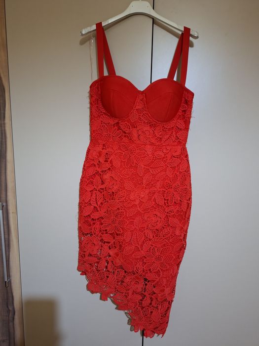 Продавам дантелена рокля