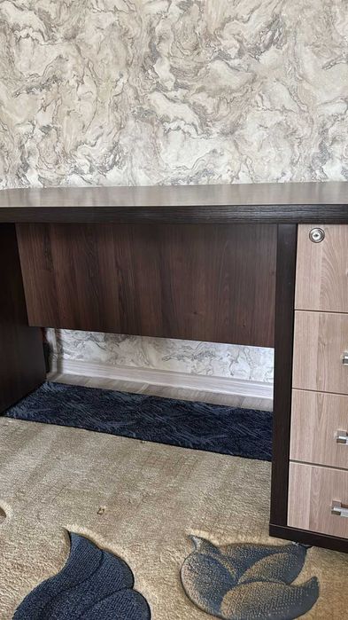 Стол письменный-добротный