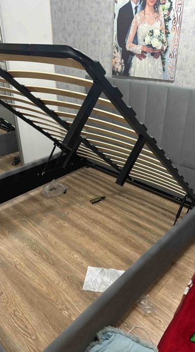 Двуспальная кровать с матрасом