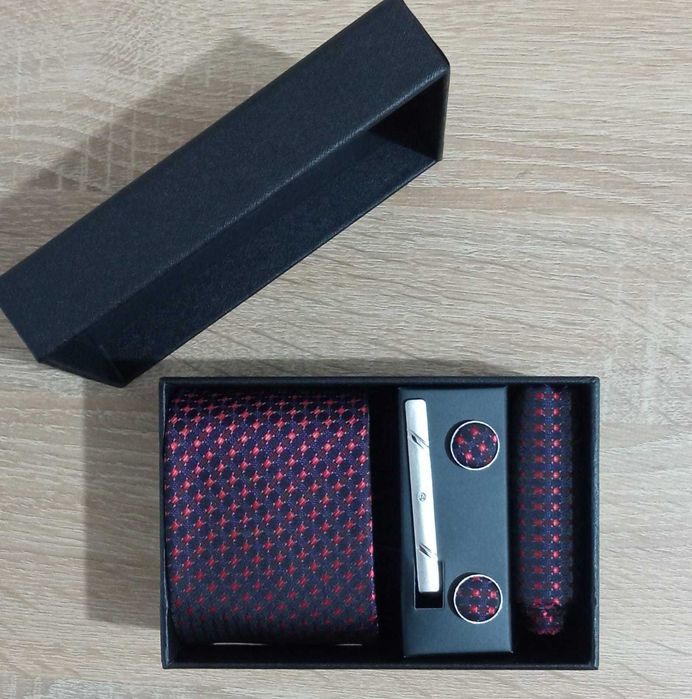 Set cadou pentru barbati (cravata + ac + butoni + batista)