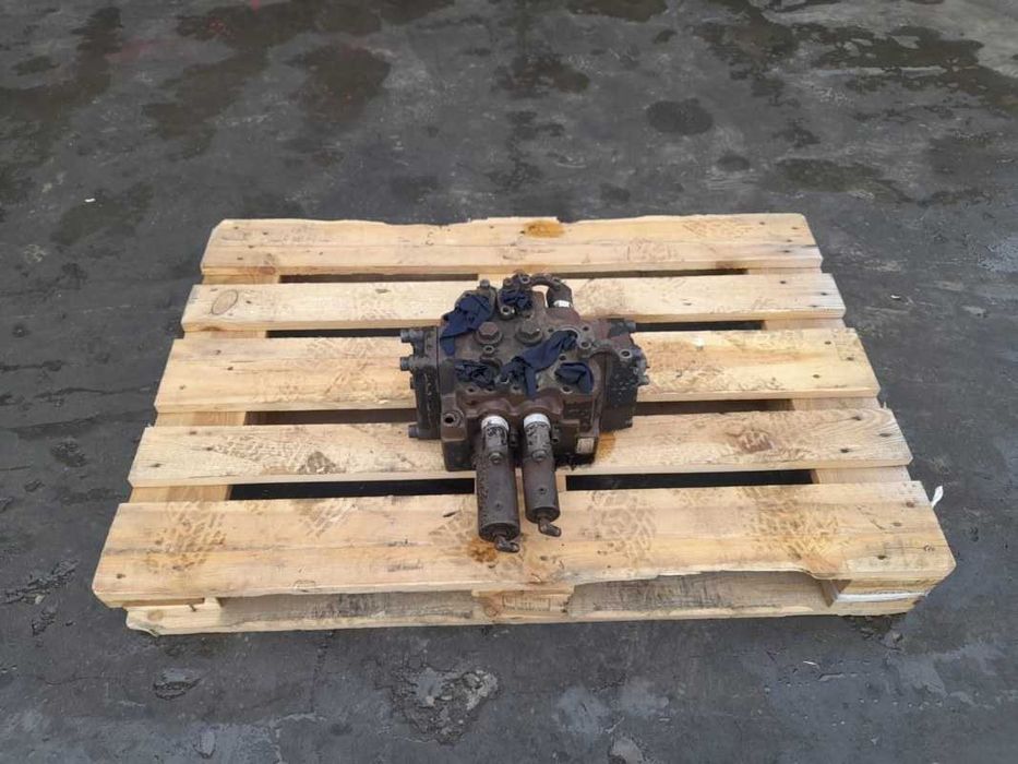 Distribuitor Hidraulic Hitachi 21220-53023 incarcator frontal Fiat Hitachi W190