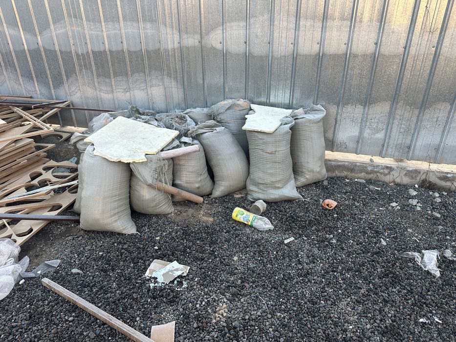 Обрезки фанеры, опилки