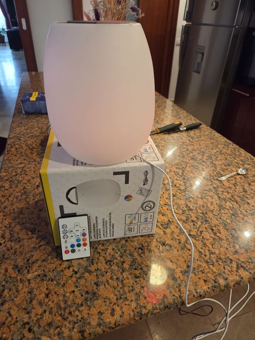 Lampă LED de exterior cu Boxă Bluetooth integrată și Telecomandă (RGB, IP44)
