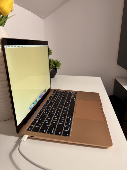 Vând Laptop Apple MacBook Air 13 (2020) ecran Retina, procesor Intel® Core™ i3 1.1GHz, 8GB, 256GB SSD, Intel Iris Plus Graphics, Gold, INT KB