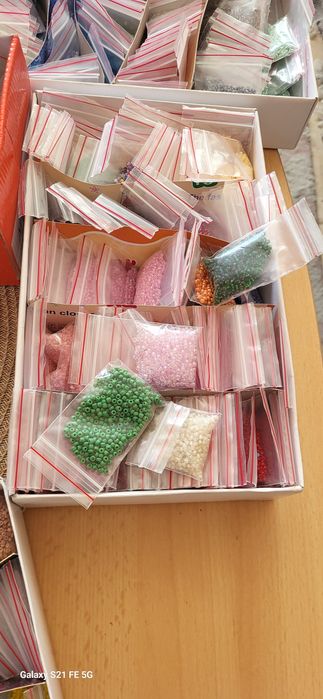 Голям комплект стъклени мъниста за бижута – 400+ пакетчета по 10-15г.