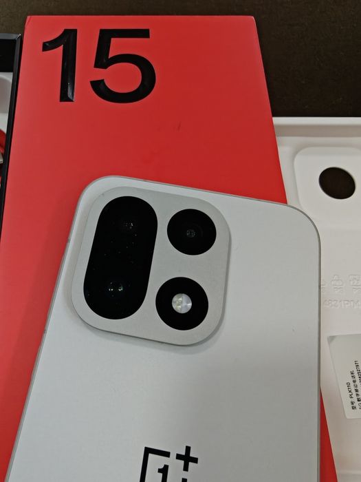 OnePlus 15 16/256 като нов