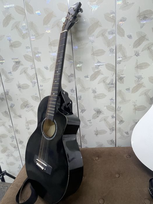 Akkustik gitara sotiladi holati yaxshi