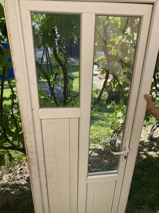 Vând 3 uși, în stare bună, potrivite pentru casă, anexă, terasă sau spații comerciale.