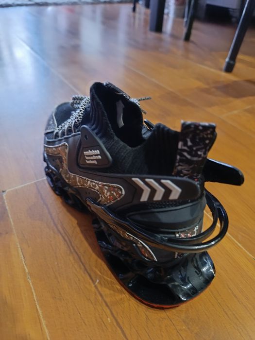 Очень стильные кроссовки. Новые. Торг приветствуется.