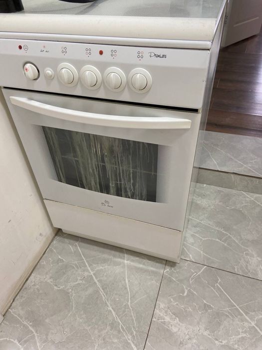 Электрическая плита с духовкой