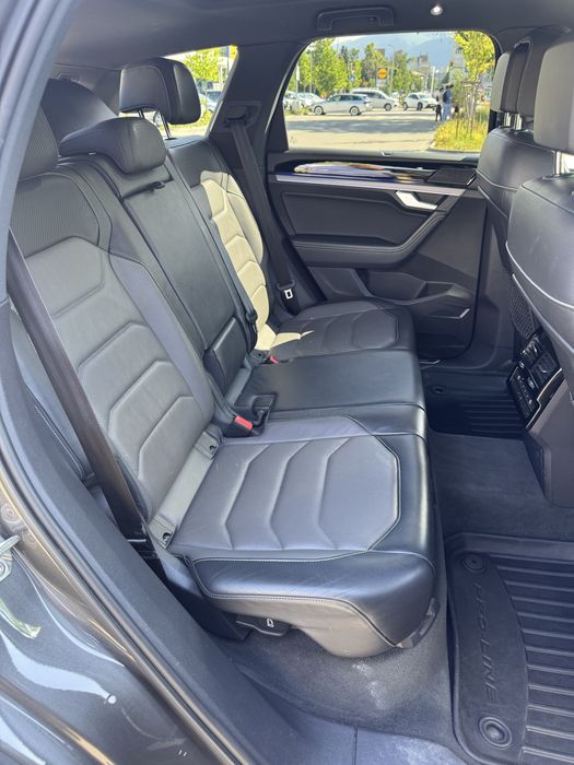 VW Touareg R-line black style 4MOTION
