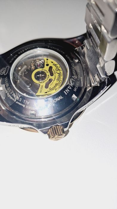 Швейцарские часы Invicta.