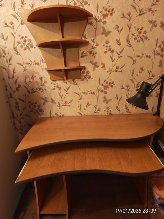 Продам ученический компьютерный стол