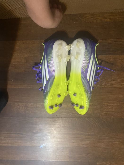 Ghete de fotbal cu crampoane adidasi f50 marimea 43 350 de lei negoc