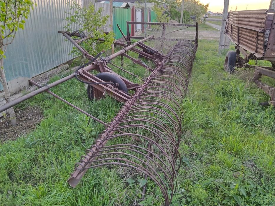 Трактор Телеги бочка грабли