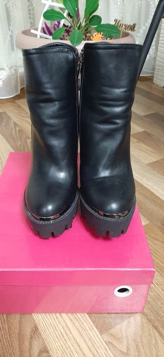 Продам осенние сапожки.