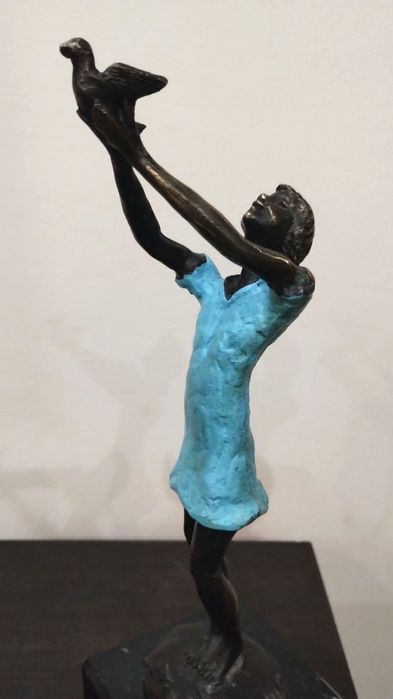 Много красива и нежна статуетка на момиче с птица.