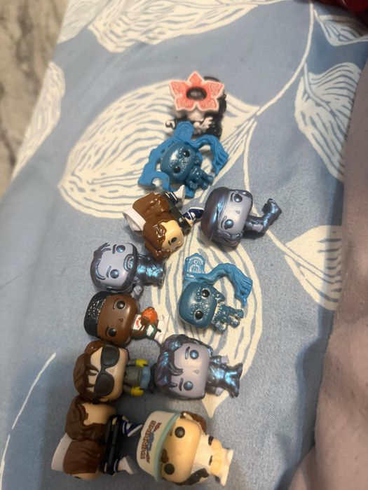 Игрушки из киндер жой очень странные дела