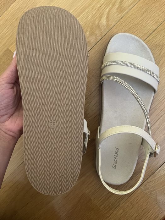 Нови сандали Graceland в бежово