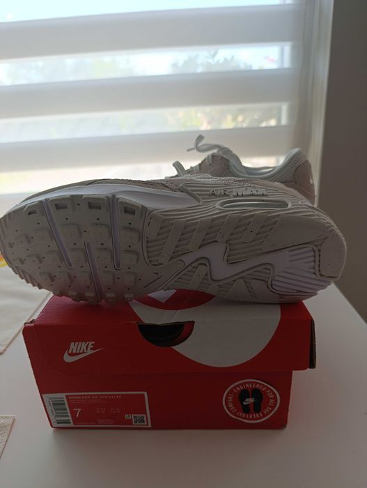 Продавам нови маратонки Nike AIR MAX