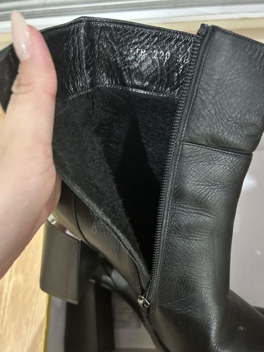 Черные ботинки