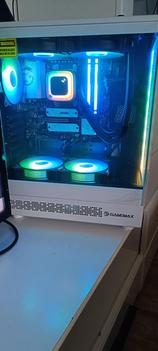 Компютър с процесор AMD Ryzen 7 7800X3D