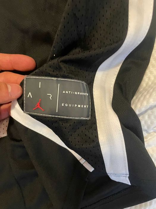 Maioul Jordan negru, nou, cu etichete, mărimea L