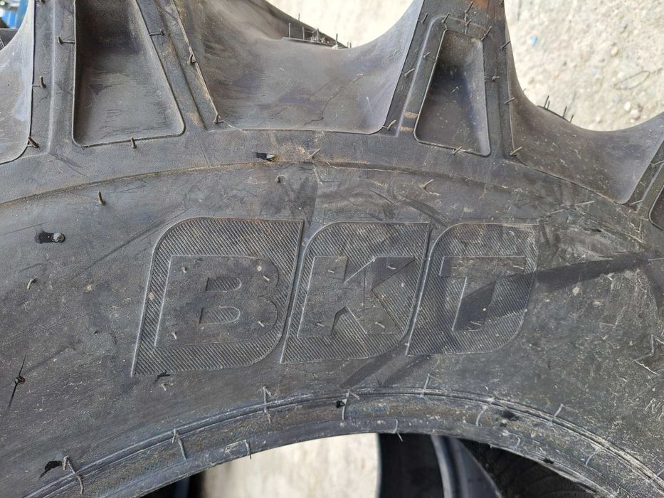 Anvelope noi TRACTOR 16.9-28 BKT cu 12 pliuri cauciucuri agricole