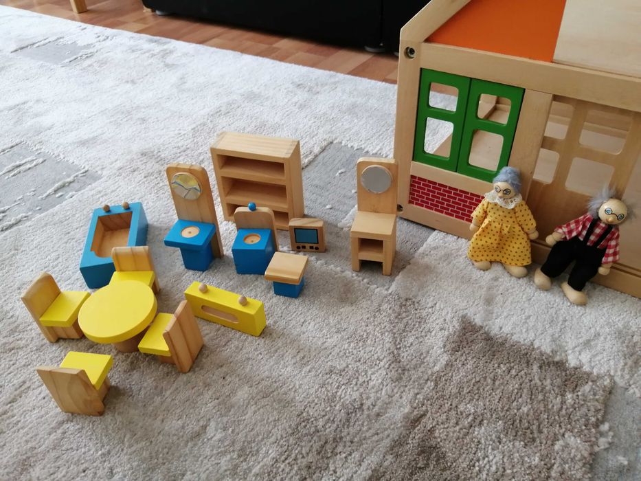 Jucarie casuta lemn cu figurine si mobila