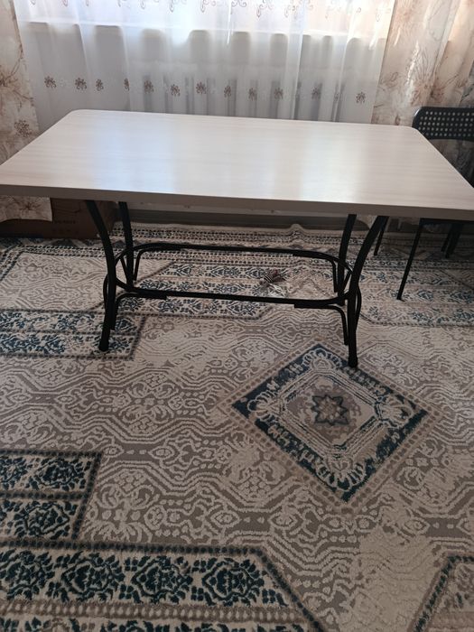 Кухонный гарнитур, стол со стульями