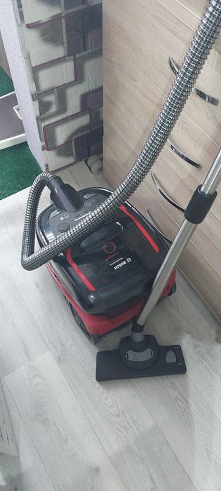 Переща прахосмукачка bosh aqwa&clean 4 работи перфектно без забелешки.