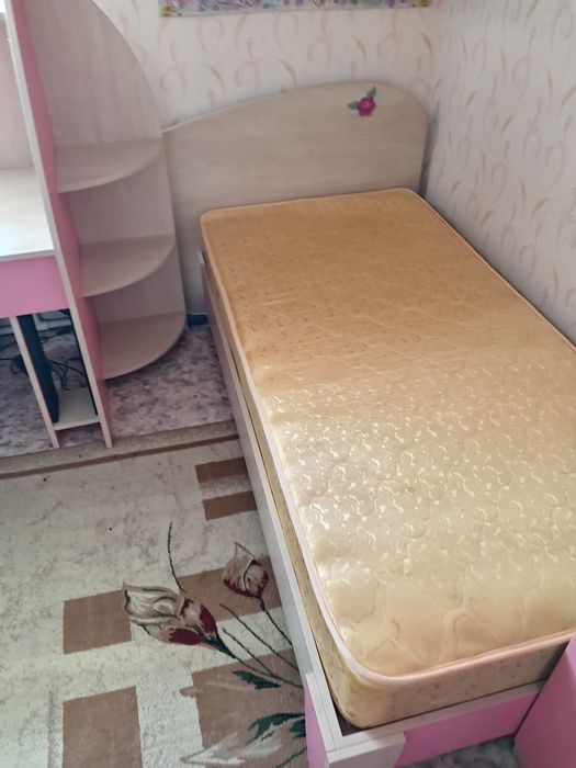 Продам детскую мебель с кроватью