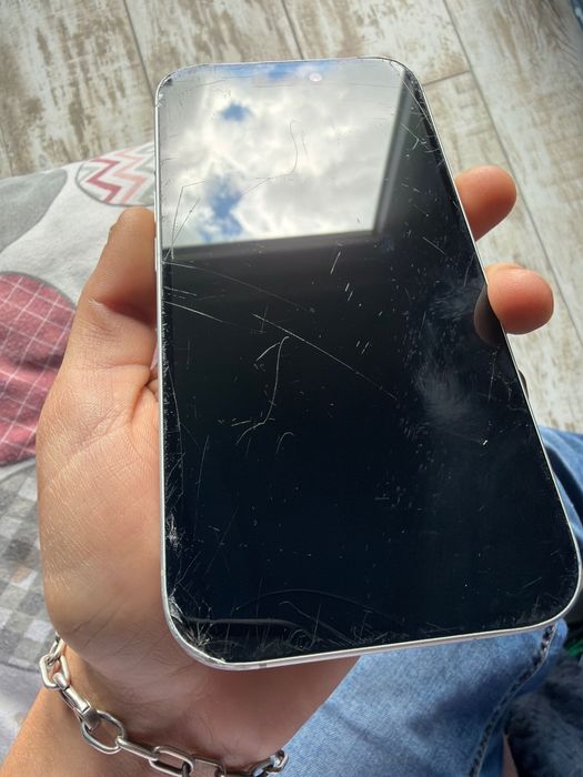 Vând iPhone 16..