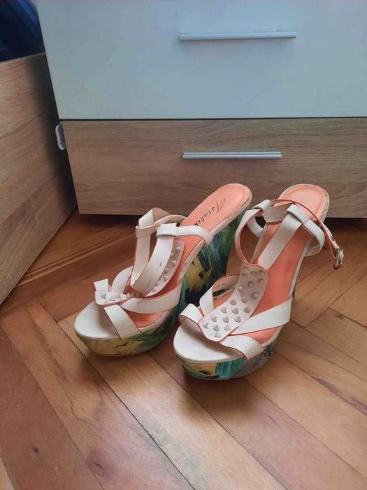 Цветни токчета на платформа 39