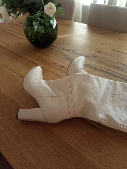 Vând cizme piele crem, ancolette ( Romania)