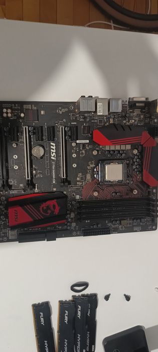 Vând placa de baza MSI cu procesor i5 6500