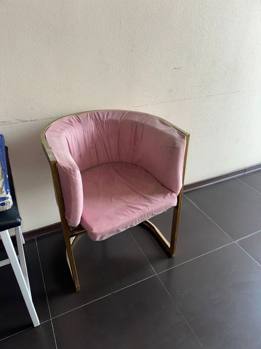 Продам две кушетки и кресло