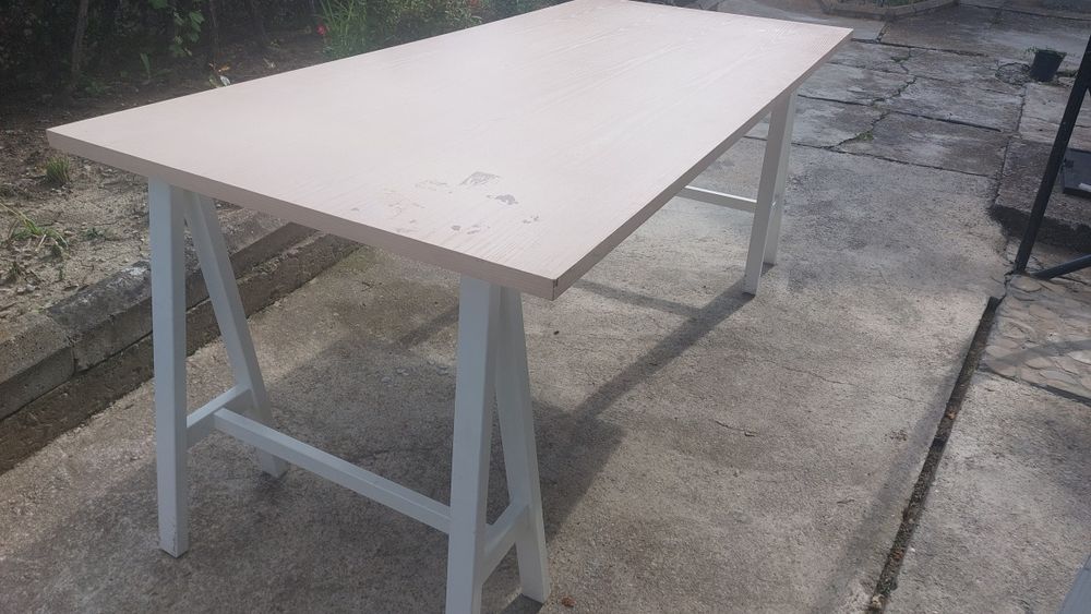 Vând mese reglabile electric pe înălțime .