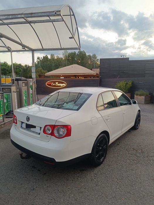 Volkswagen Jetta Vând 2 Mașini: VW Jetta 1.9 Diesel ȘI VW Golf 5 Break 1.6 benzină+GPL