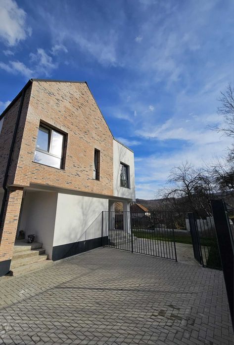 Casa de vanzare, 4 dormitoare, cu terasa rooftop