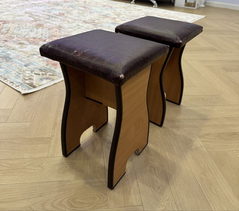 Куханный стол и уголок , стулья