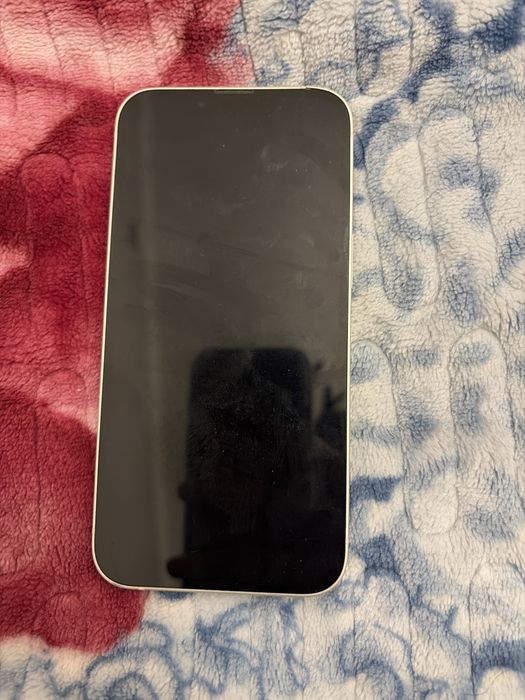 Айфон 13 б/у. Есть царапина сверху. Экран целый. Аккумулятор 78%