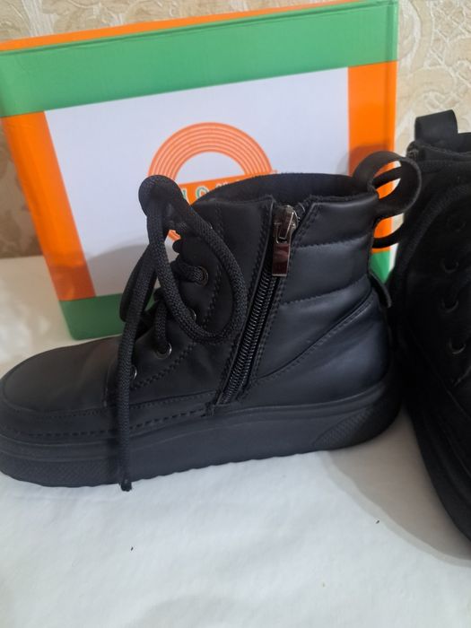 Срочно продам ботинки